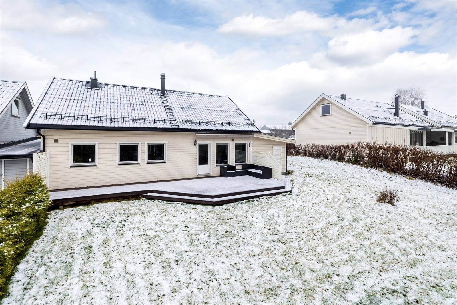 Flat tomt, opparbeidet med plen og hekker mot naboene Galleribilde