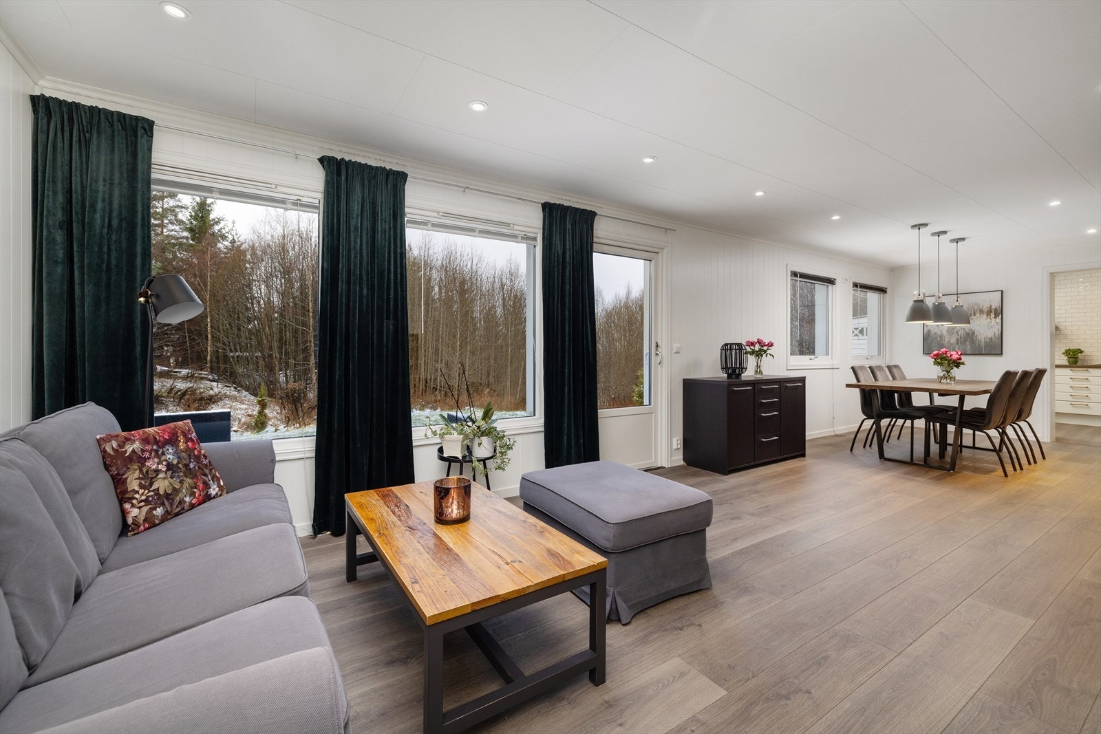 Boligen har godt med naturlig lys fra store vinduer Galleribilde