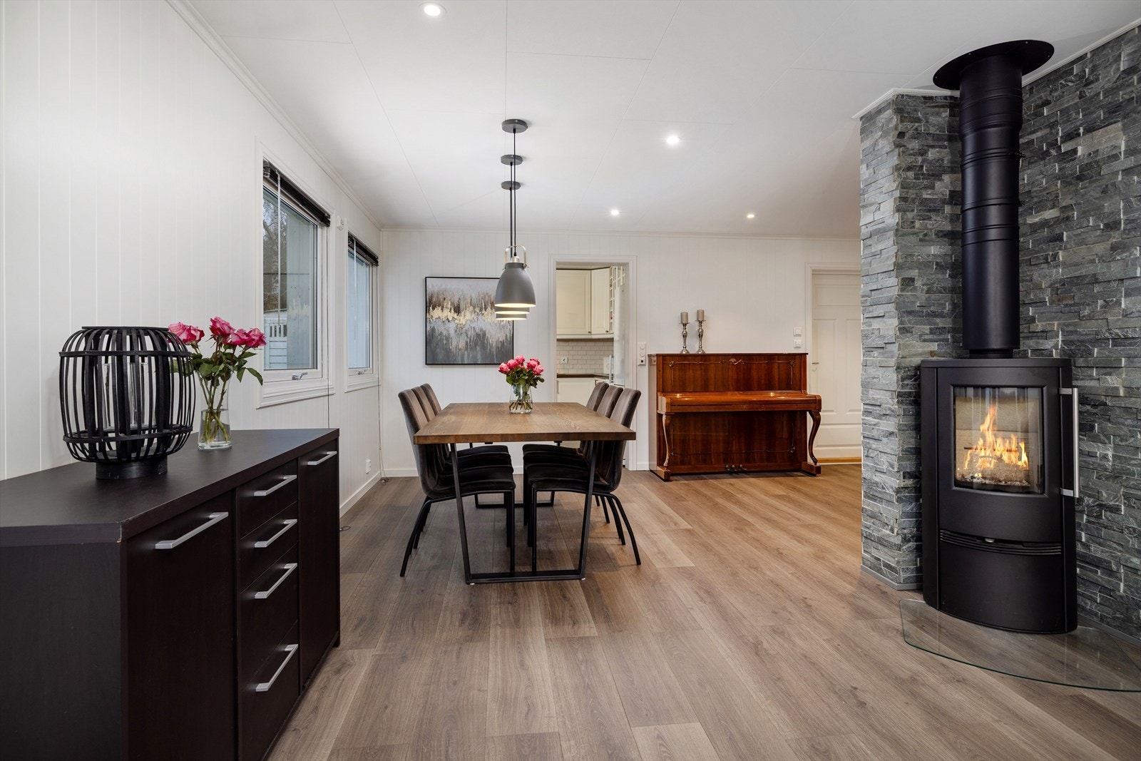 Lunt og godt med peisovn i stuen Galleribilde