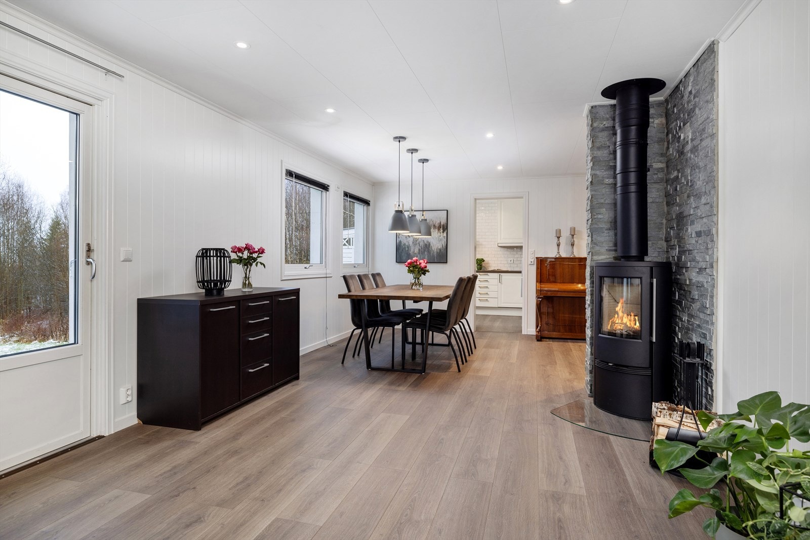 Sosial planløsning med både salong og spiseplass i stuen Galleribilde