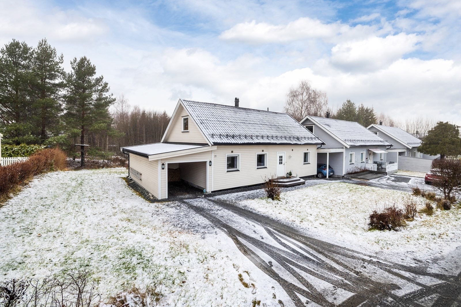 Innholdsrik enebolig med carport Galleribilde