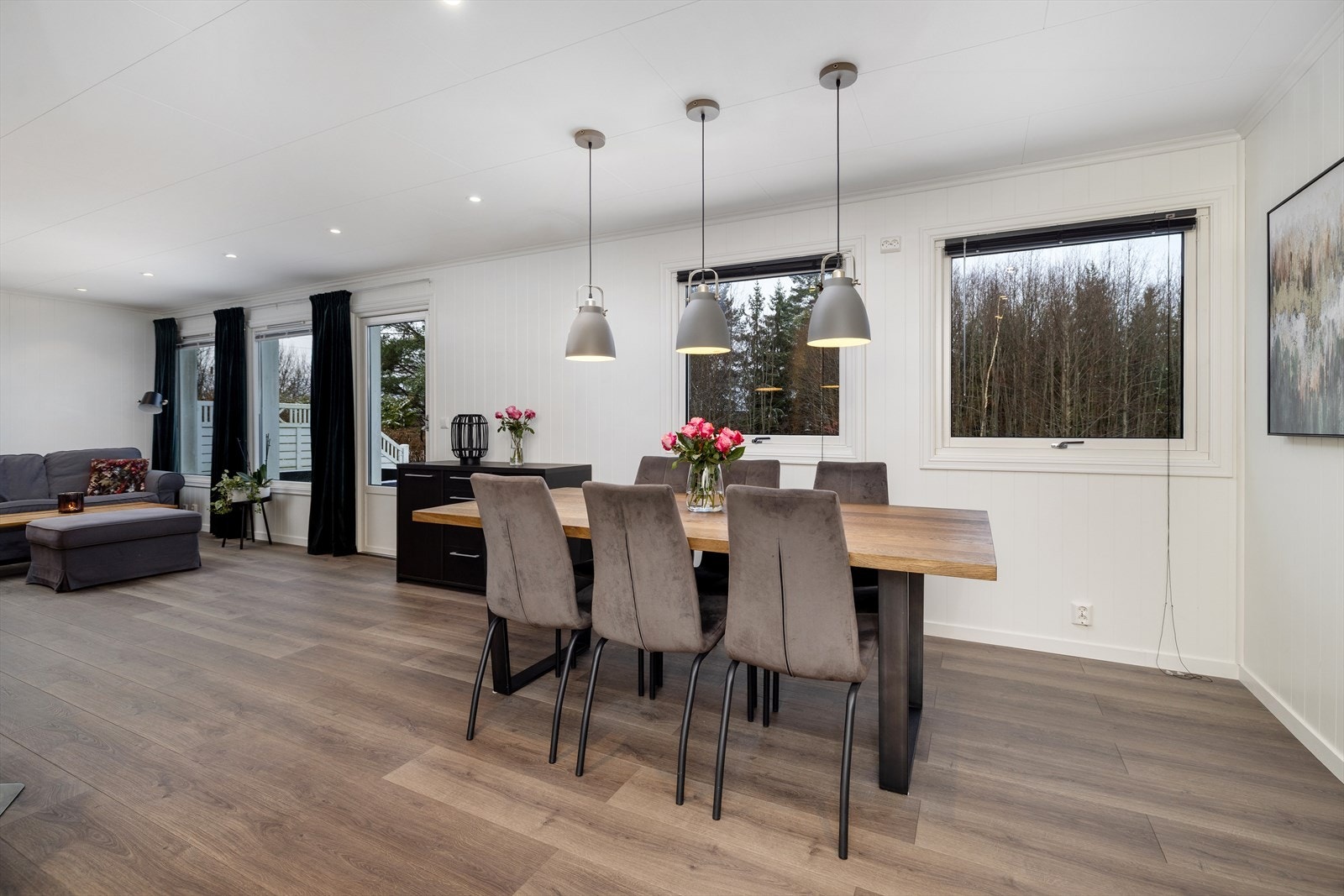 Spiseplass ligger vegg i vegg med kjøkkenet Galleribilde