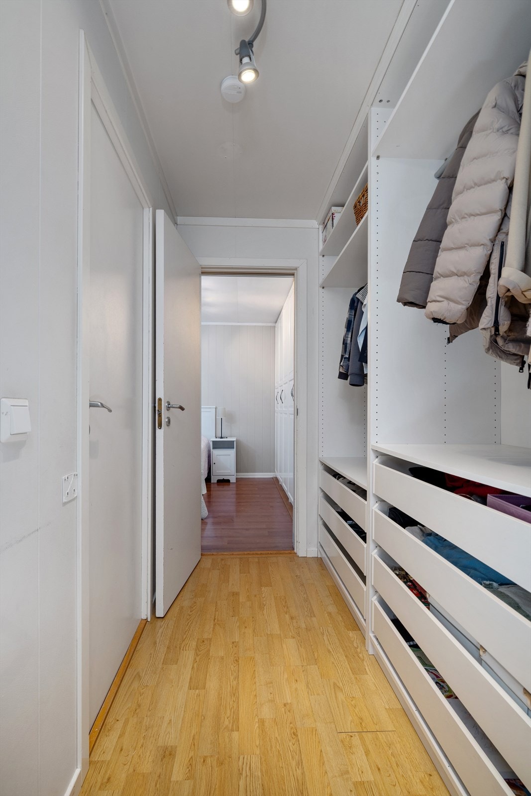 Soveromsgang med garderobeplass Galleribilde