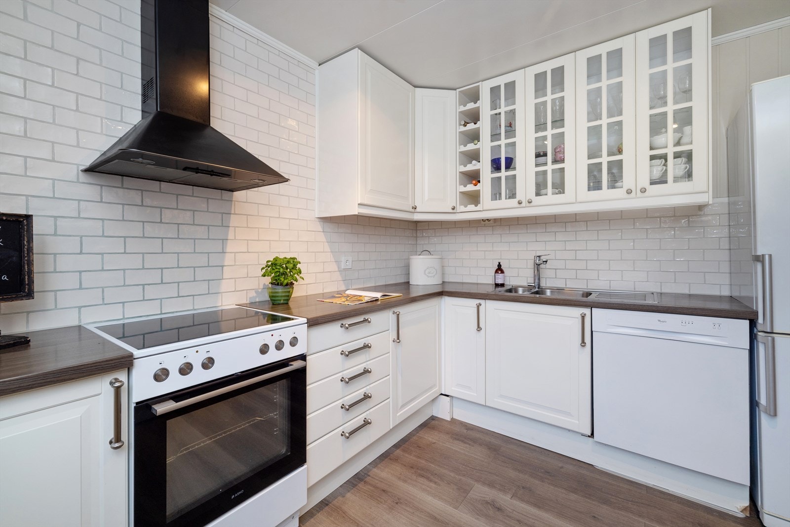 Integrert oppvaskmaskin, frittstående komfyr og kjøleskap. Galleribilde