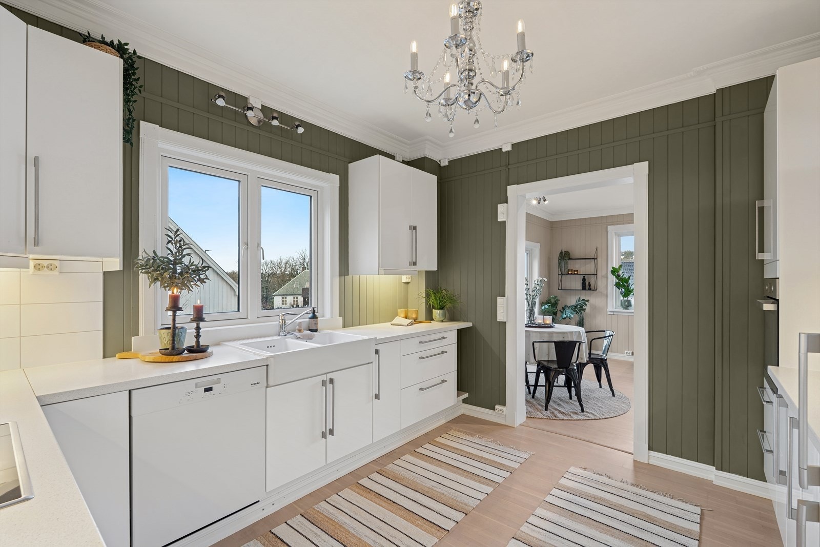 Kjøkkenet er av romslig størrelse og har godt med skap og skuffeplass. Galleribilde