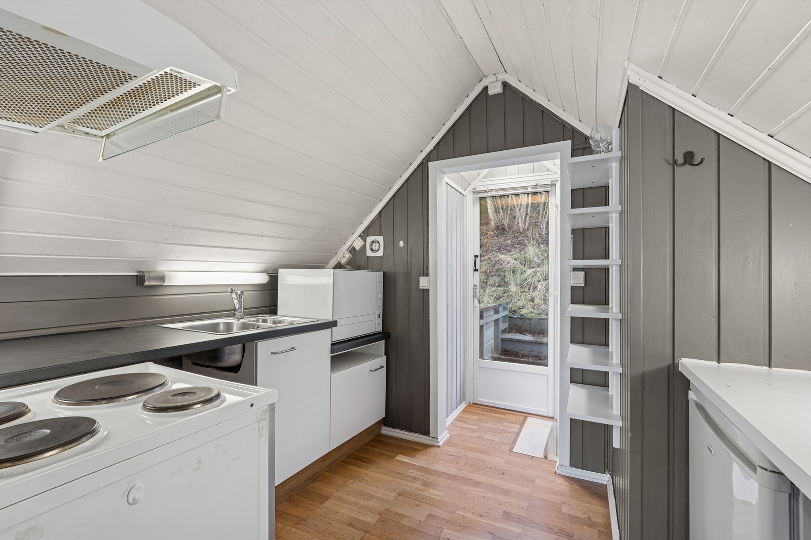 Frittstående bygning på eiendommen som er innredet som anneks. Her finner du kjøkken, bad, og rom innredet som soverom. Galleribilde