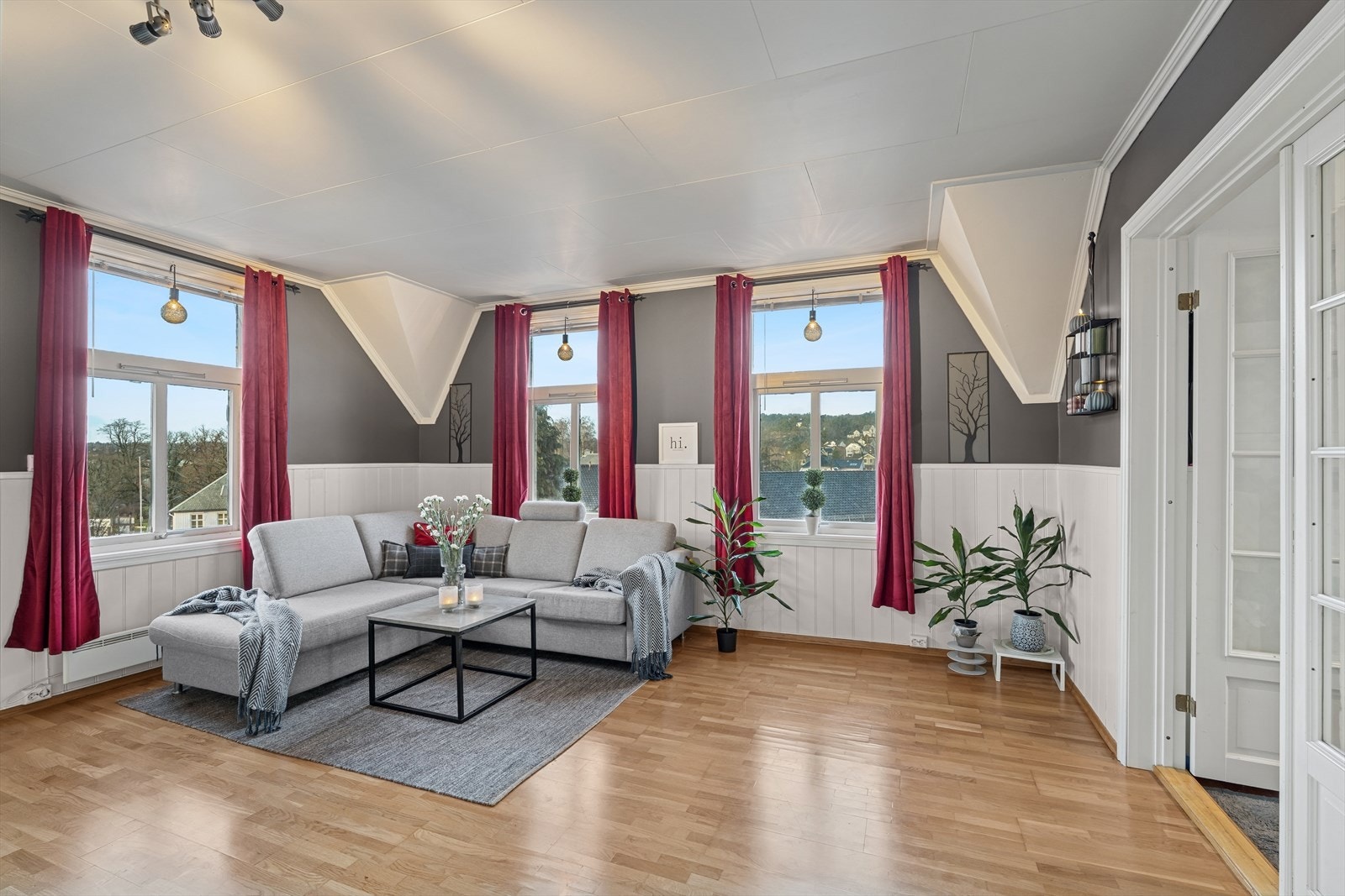 Med mange store gode vinduer, kommer det godt med naturlig lys inn. Galleribilde