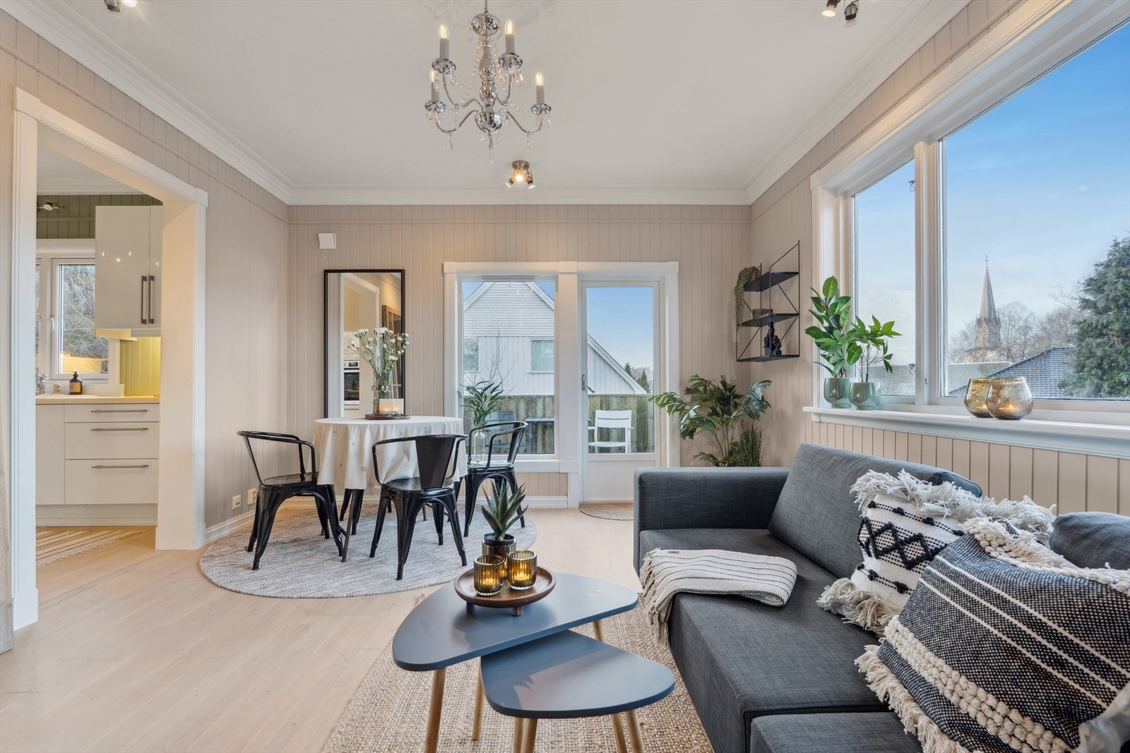 Vi begynner i 1.etasje - Leiligheten er oppgradert i nyere tid hvor overflatene er tatt, her er gulvet oljet, og veggene malt. Galleribilde