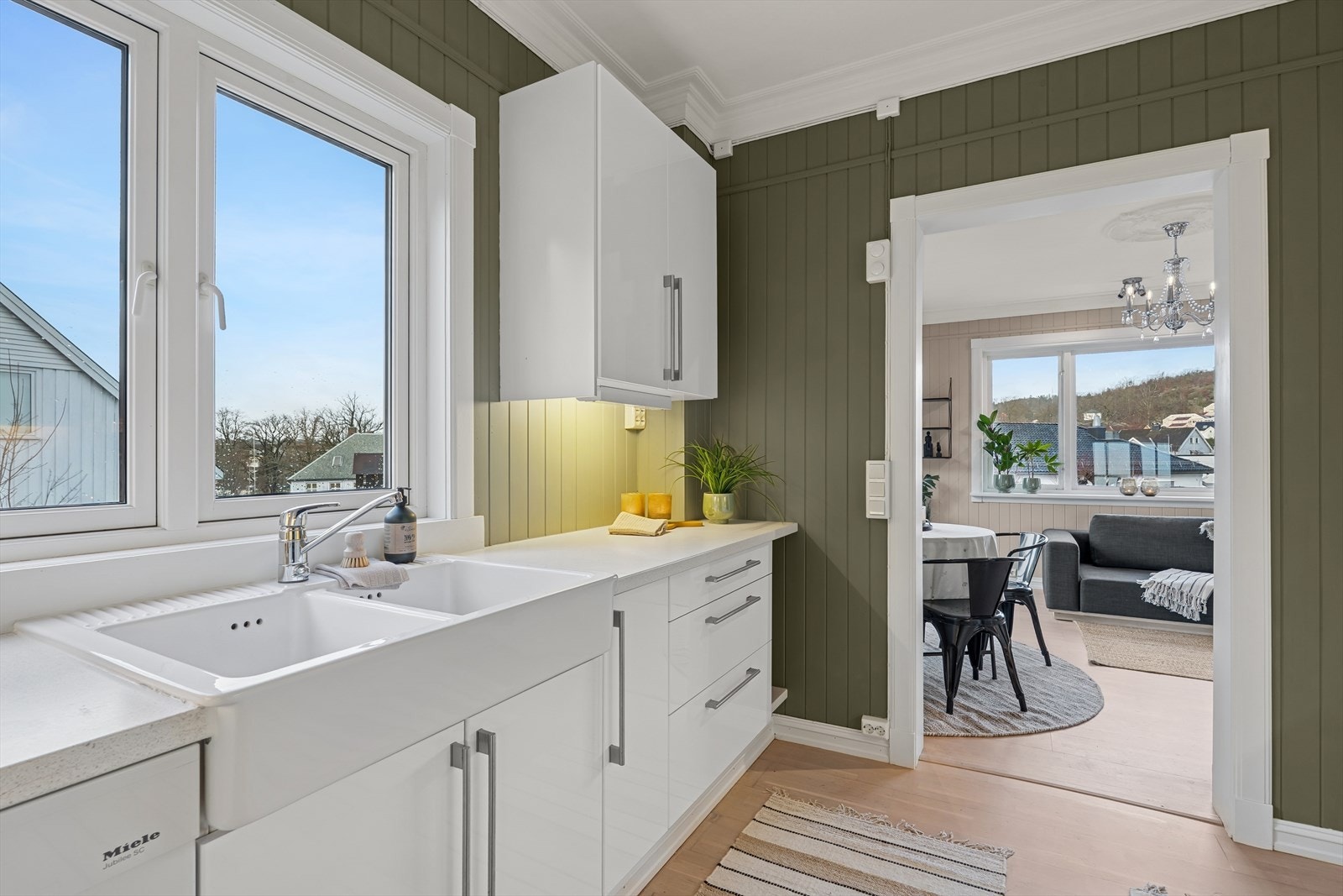 Kjøkkenet er oppført med glatte fronter, og et tidløst fargevalg. Galleribilde