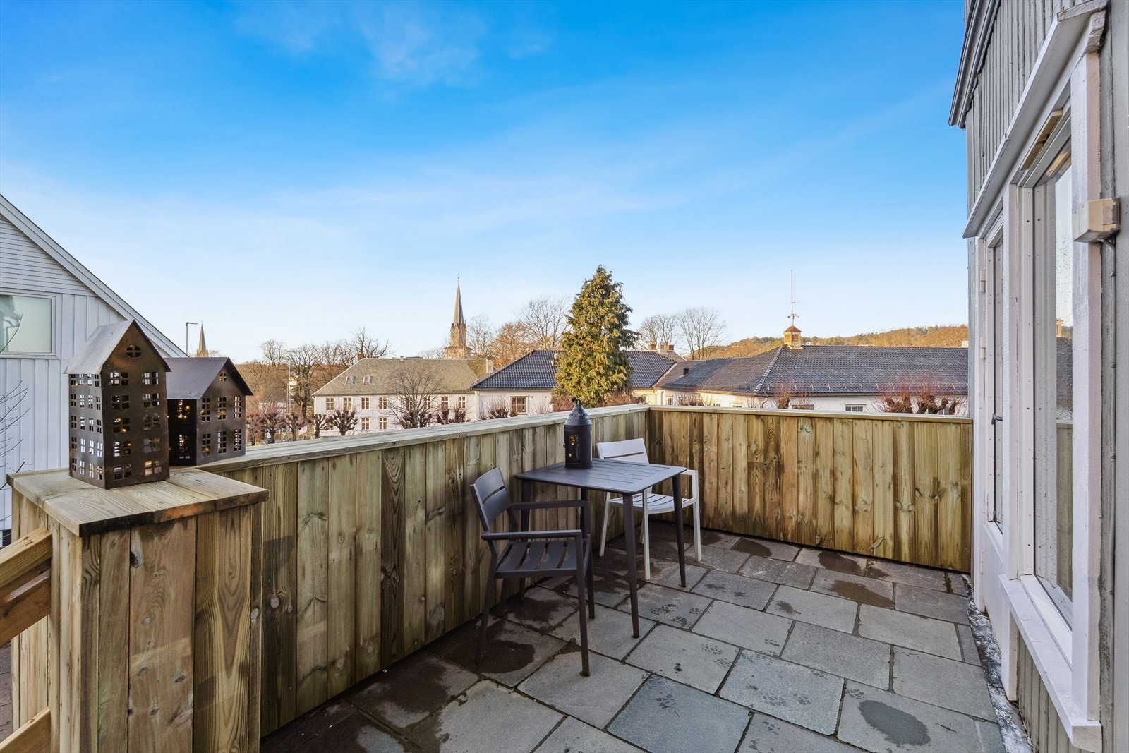 Balkongen på utsiden av stuen er i nyere tid blitt oppgradert Galleribilde