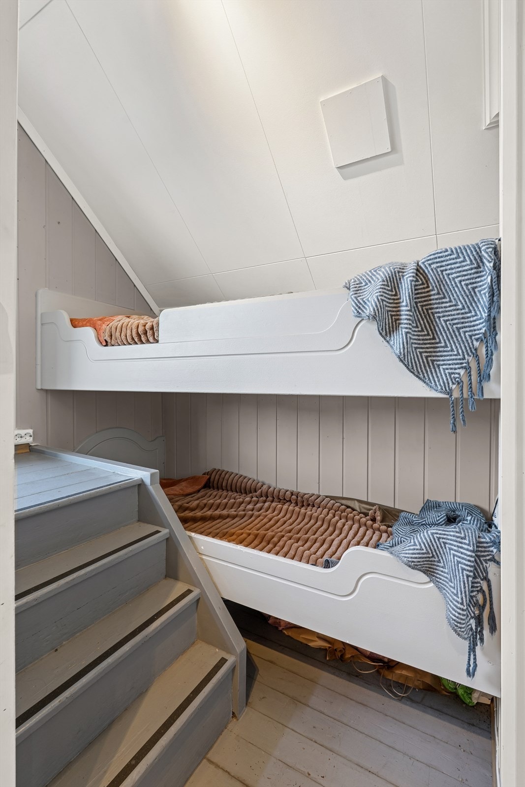Rom innredet med køyesenger. Her er det også trapp opp til loftet. Galleribilde