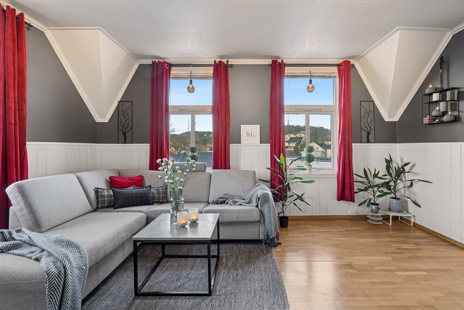 Stuen i 2.etasje er også av god størrelse. Her er det god plass til møblering etter ønske. Galleribilde