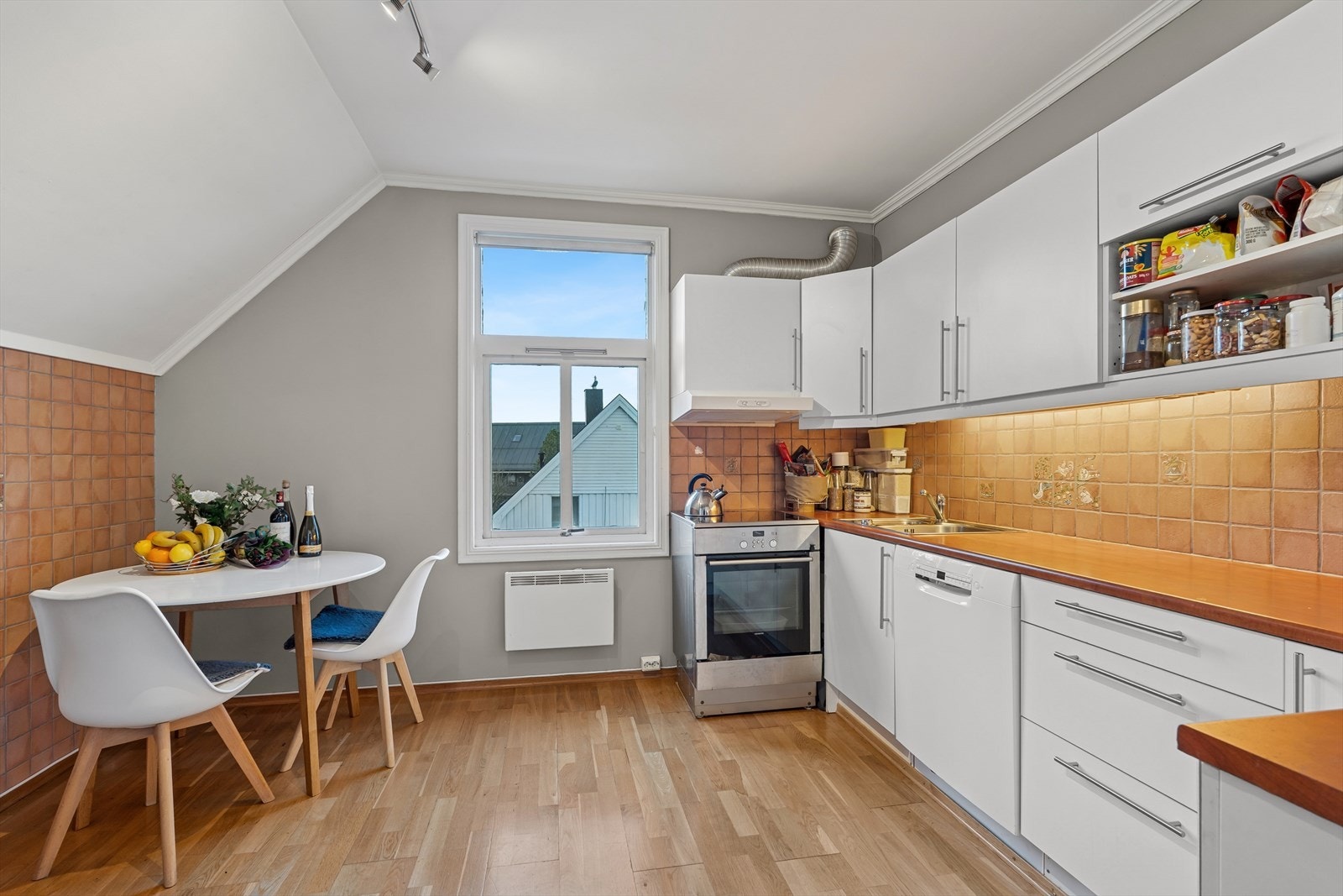 Kjøkkenet i andre etasje har godt med benkeplass. Det er også god plass til spisesone Galleribilde