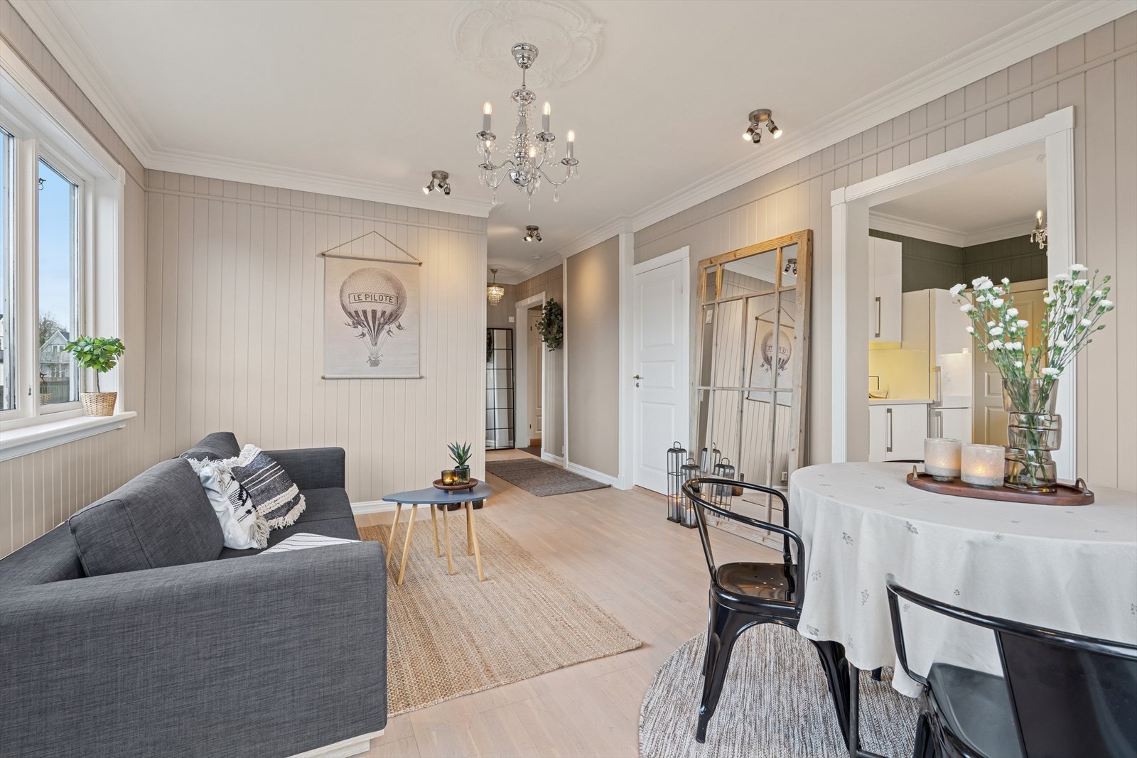 Fra stuen er det åpent inn til kjøkkenet, vi tar en tur inn dit. Galleribilde