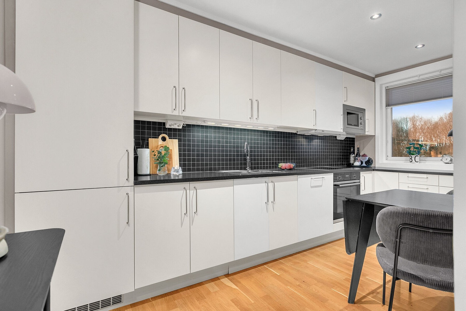 Kjøkken fra 2015 med integrerte hvitevarer, spotter i tak og godt med benkeplass. Galleribilde