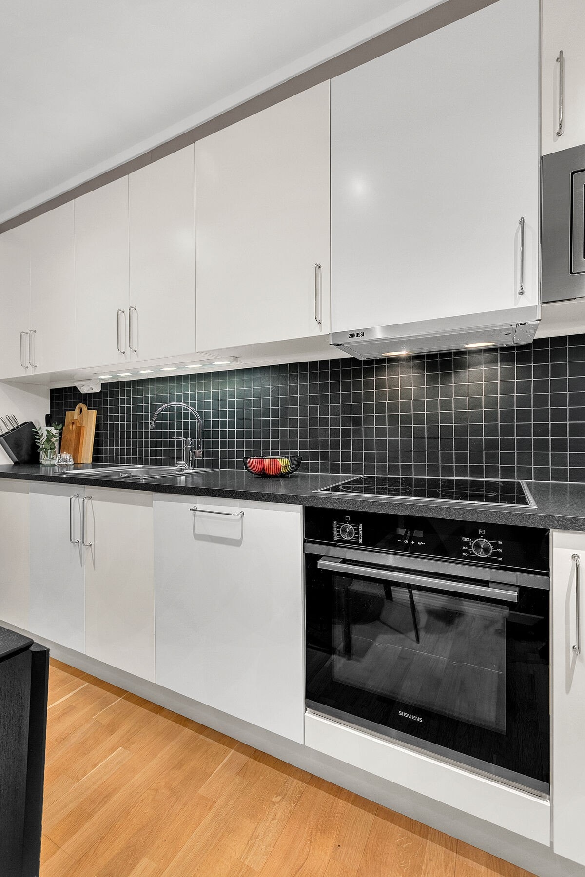 Stekeovn med pyrolyse ny i november 2024. Galleribilde