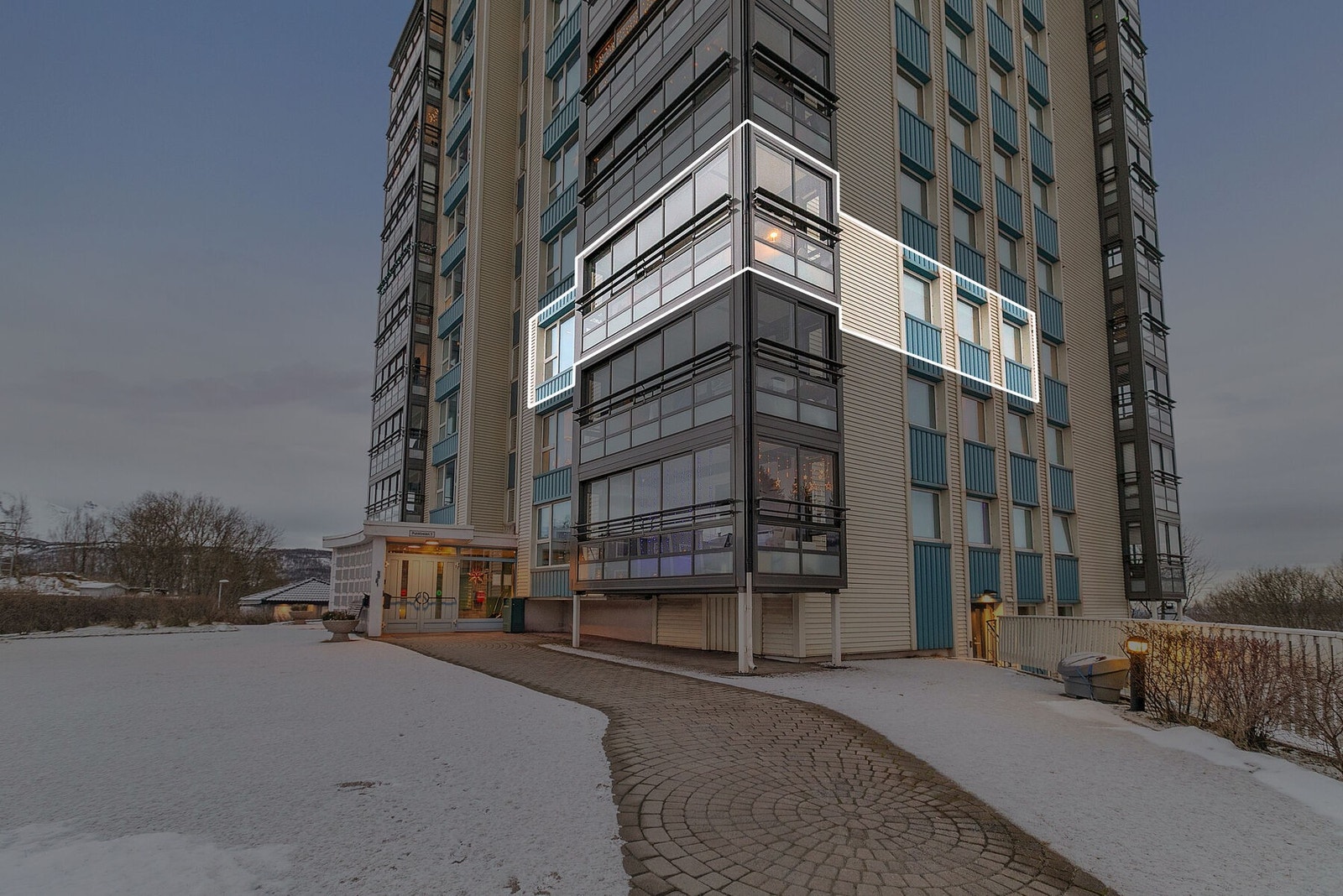 Leiligheten ligger i et veldrevet borettslag med flotte uteområder, heis og parkering. Galleribilde