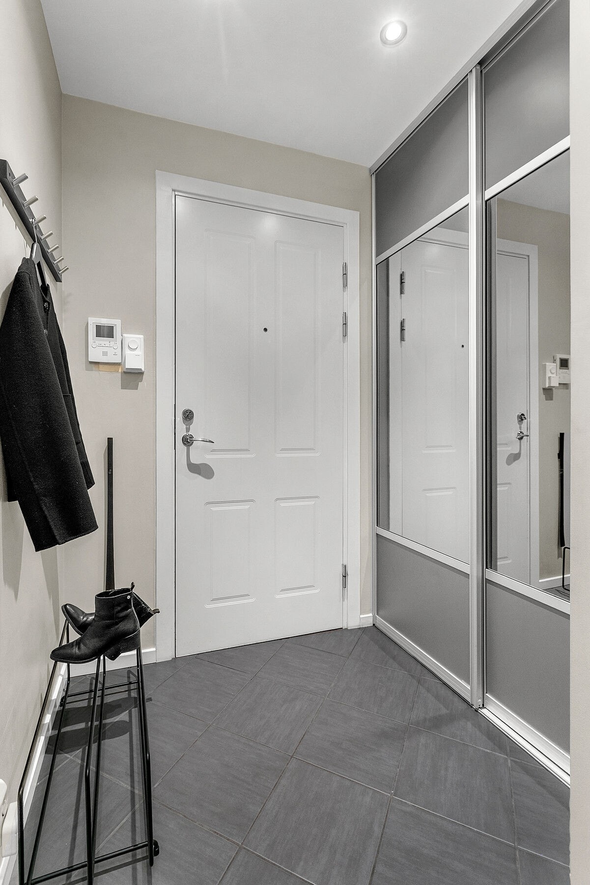 Skyvedørsgarderobe i gang Galleribilde