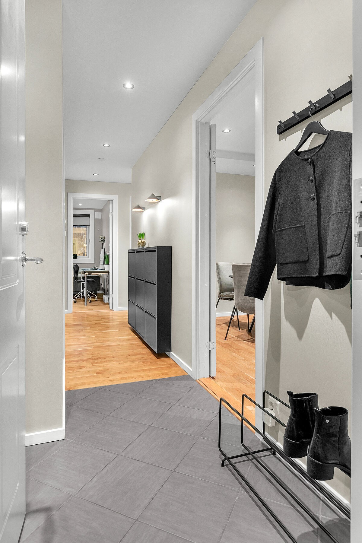 Gang med fliser og varmekabler i gulv og led-spotter i tak Galleribilde