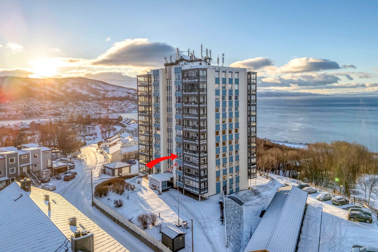 Velkommen til Punktveien 1! Romslig og pen leilighet med tre soverom og innglasset veranda. Galleribilde