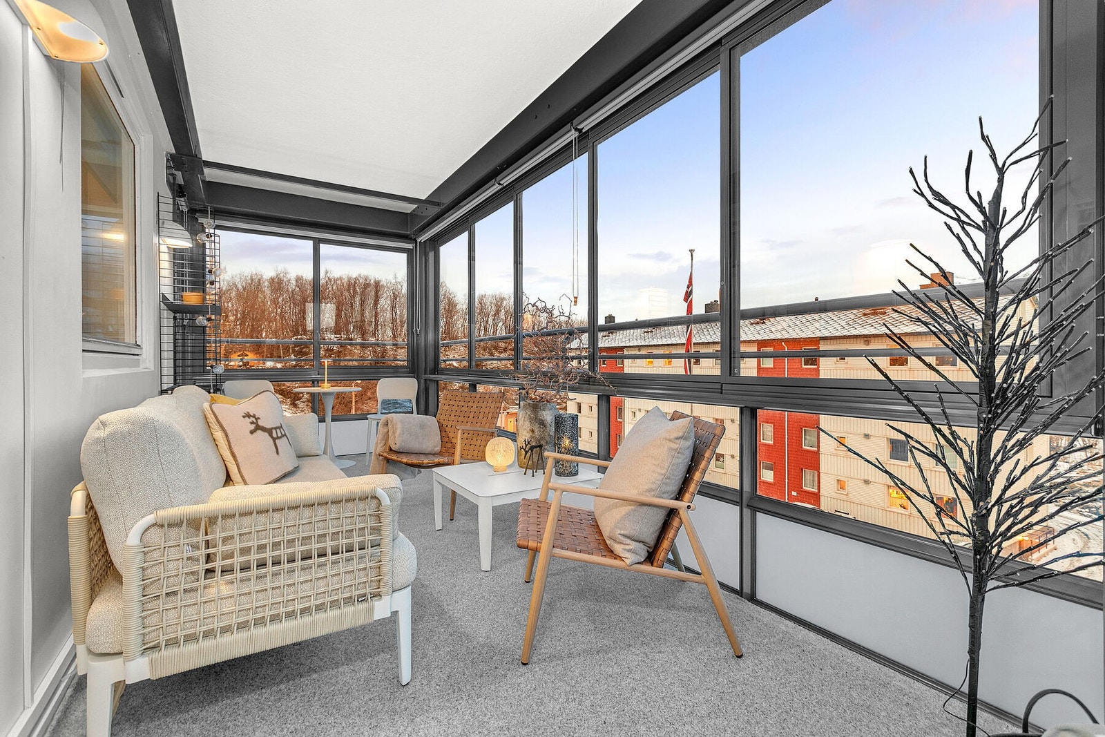 Innglasset balkong - her kan du nyte livet med nydelig utsikt Galleribilde