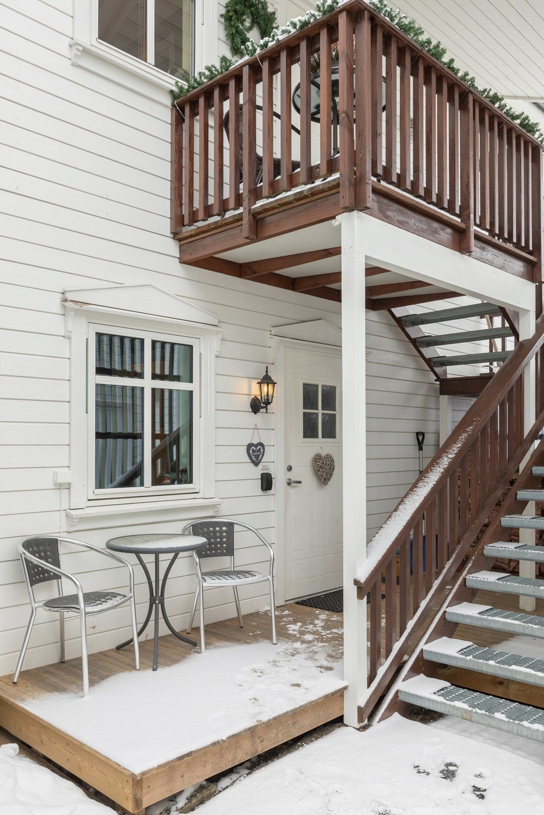 Ved inngangspartiet er det en liten markterrasse med plass til en sittegruppe. Galleribilde