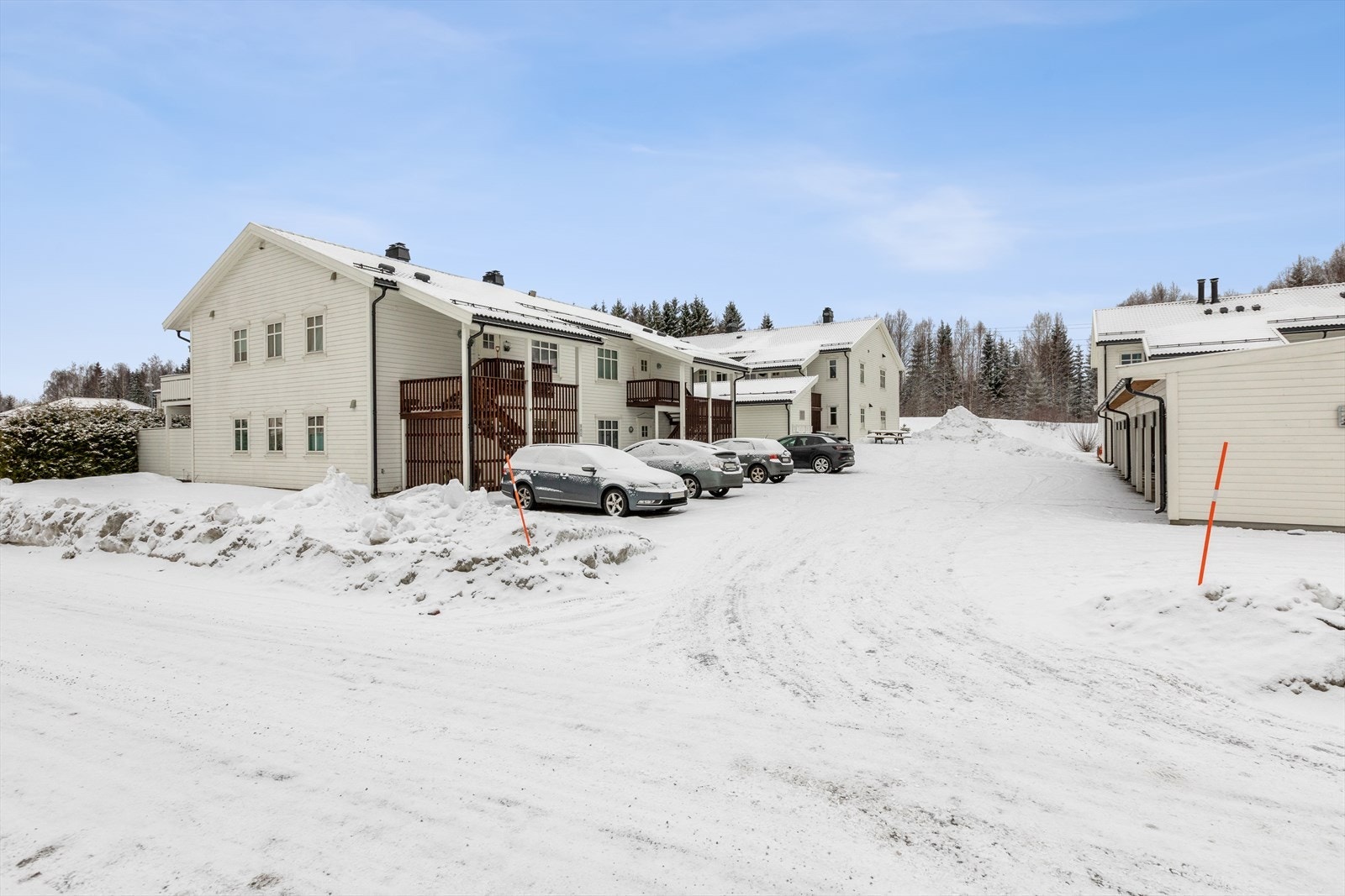 Fra eiendommen er det kort vei til Dal stasjon med toglinje R13, samt dagligvarebutikker som Coop Prix og Kiwi. Galleribilde