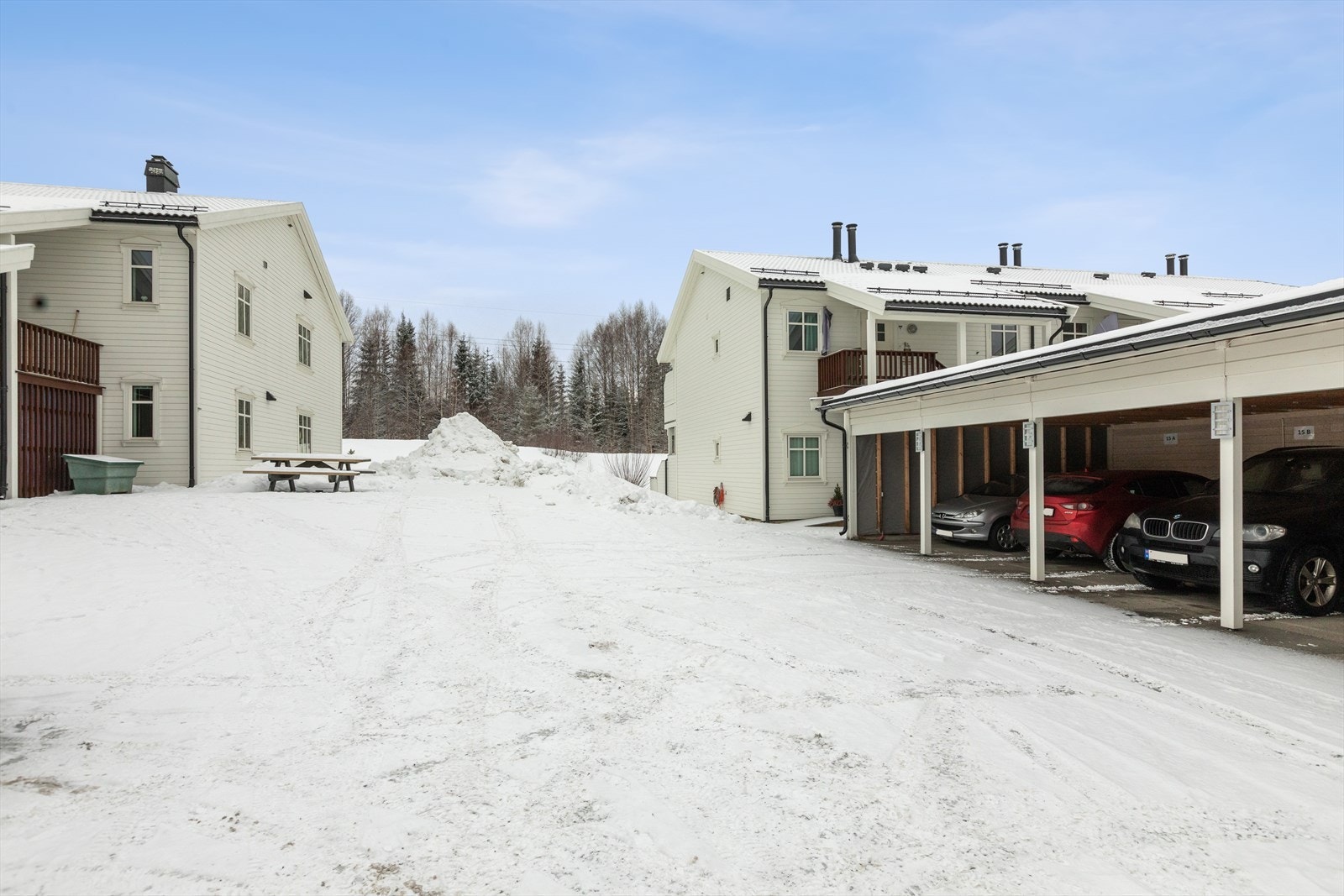 Det følger med én fast parkeringsplass i carport, samt en ekstern utebod på 5 m². Galleribilde