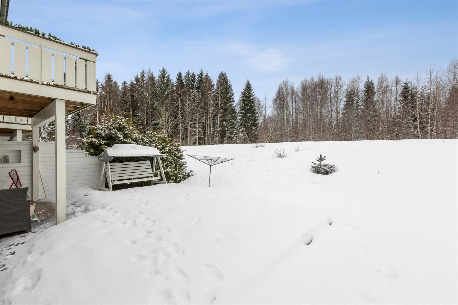 Uteområdet grenser mot skog og mark, med gode turmuligheter i umiddelbar nærhet. Galleribilde