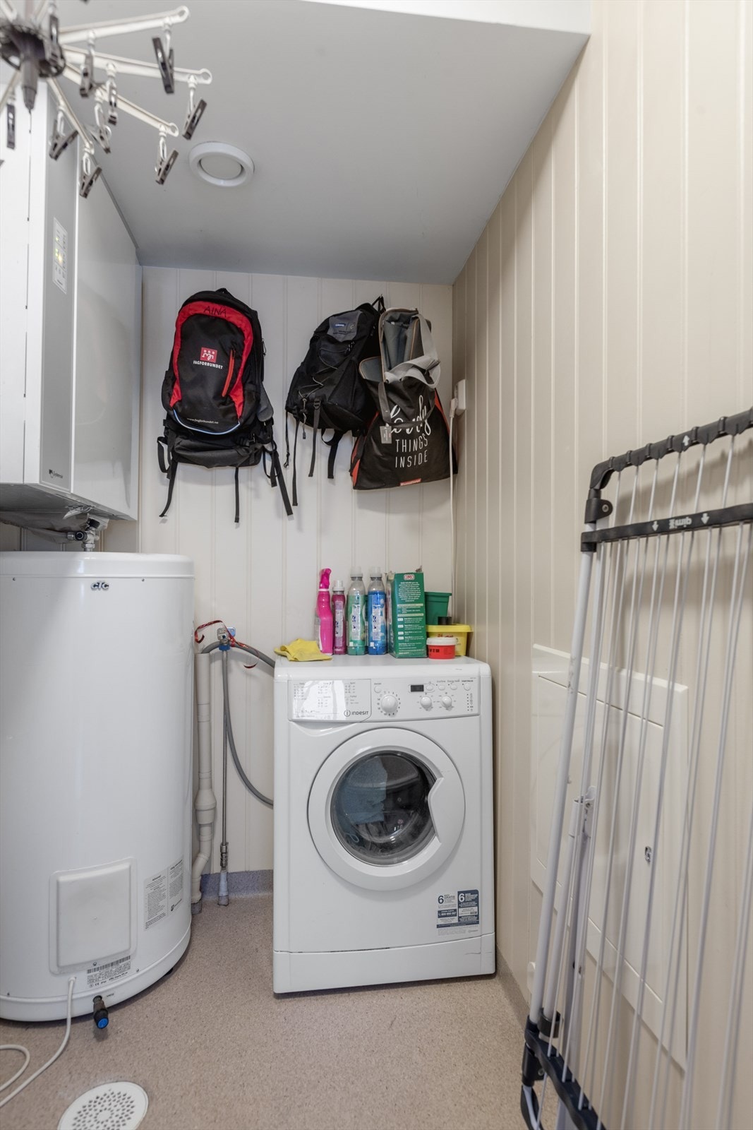 Vegg i vegg med badet ligger en praktisk innvendig bod som er blitt benyttet som vaskerom. Galleribilde