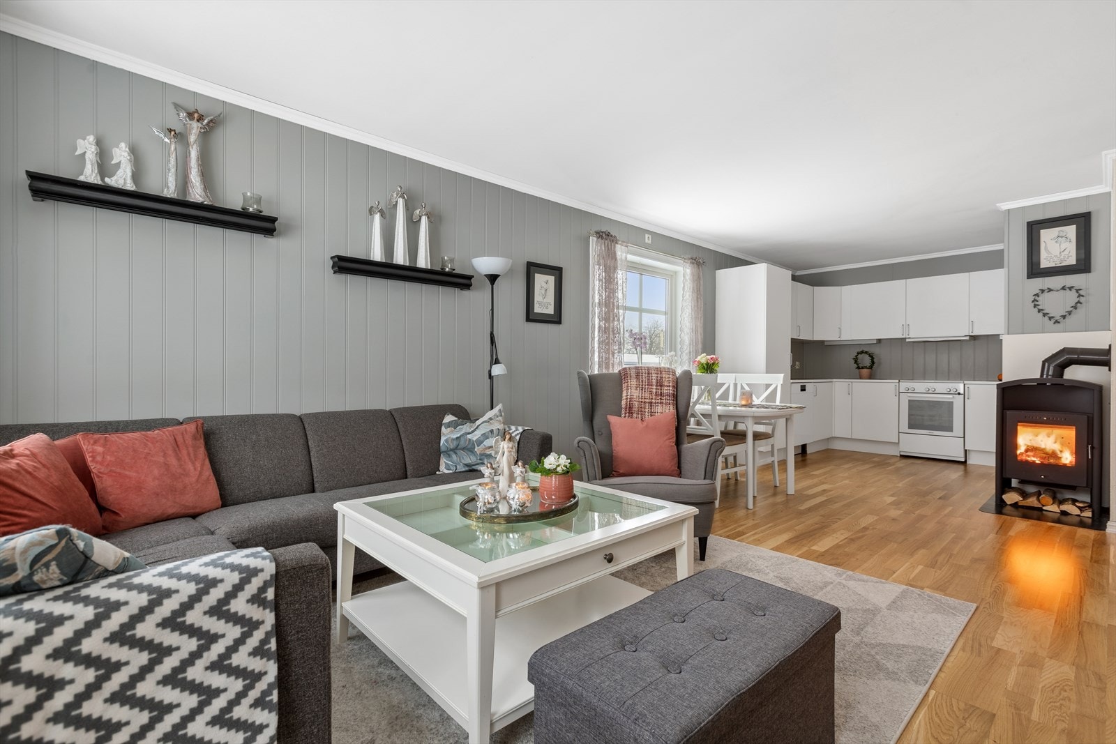 Det er god plass til sofagruppe, TV-møblement og spisegruppe. Galleribilde