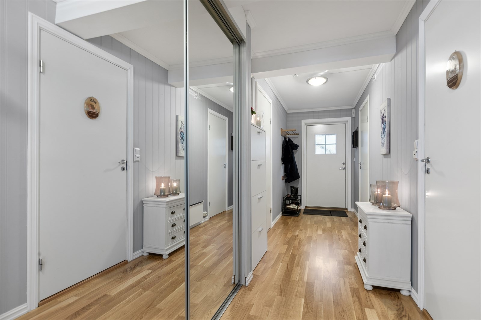 Her er det god plass til oppheng av yttertøy og plassering av sko. Galleribilde