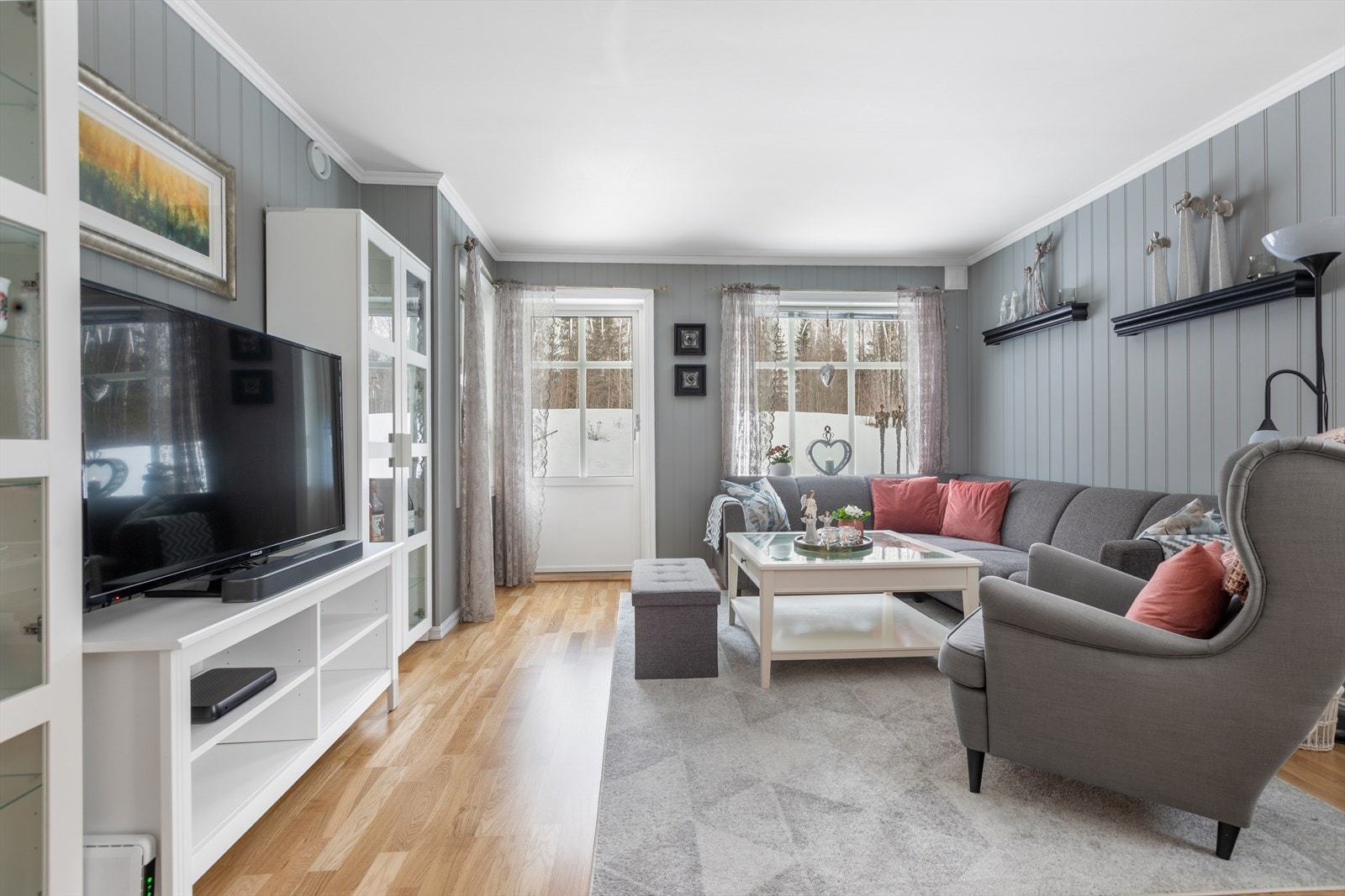 Stue i åpen løsning med kjøkken og med store vindusflater som slipper inn rikelig med naturlig lys. Galleribilde