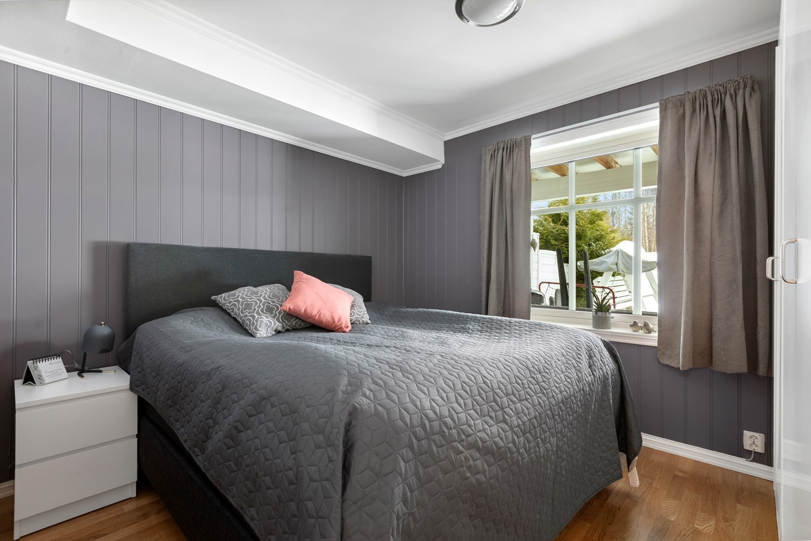 Tre soverom som alle framstår lyse og med mye gulvplass. Galleribilde