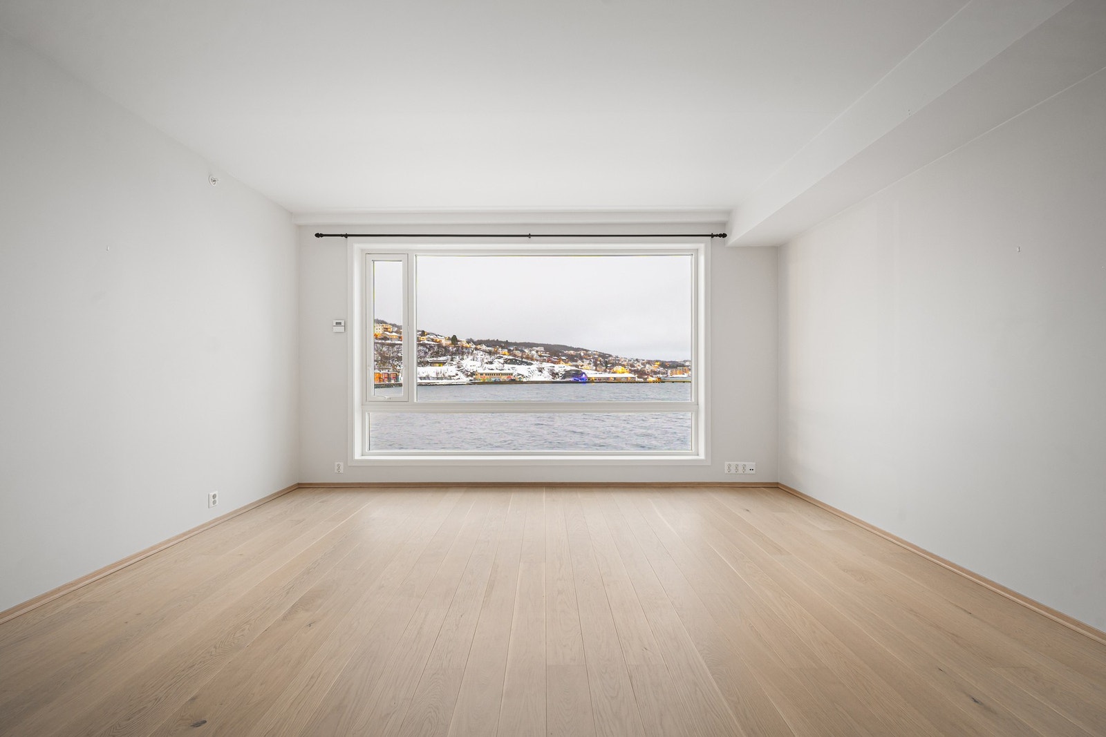 Det luftige oppholdsrommet gir svært gode møbleringsmuligheter Galleribilde