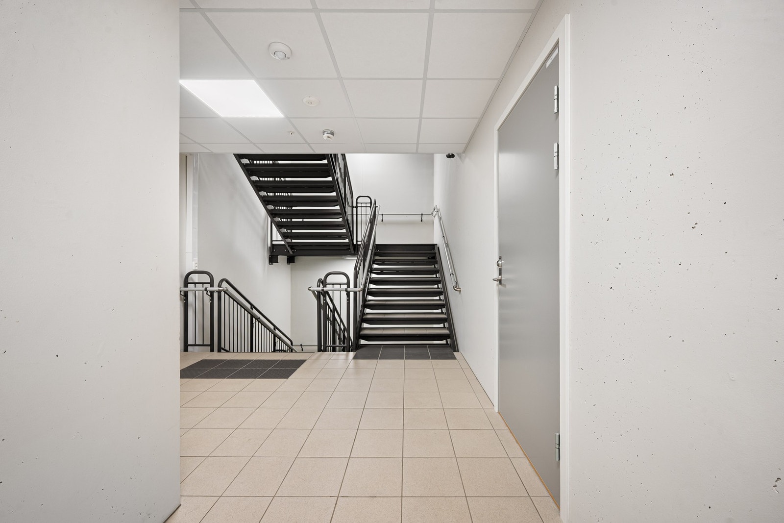 Bygget har både heis og trapp Galleribilde