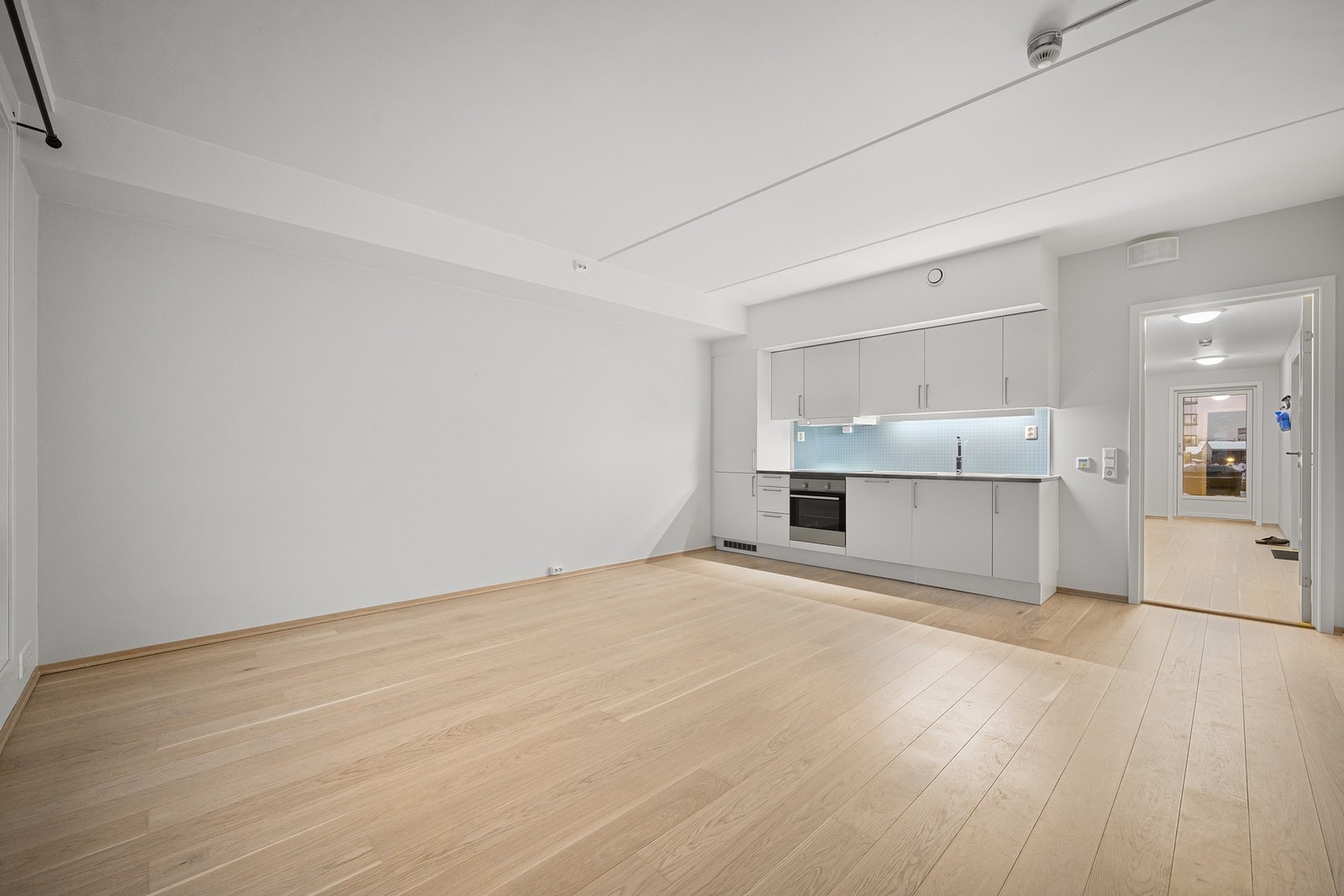 Innbydende stue og kjøkken i én sone, med god plass til både sofadel og spiseplass Galleribilde