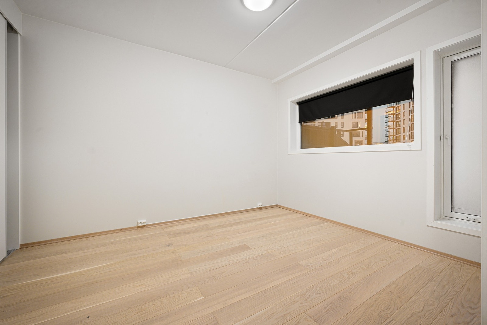 Romslig soverom med god plass til en dobbeltseng Galleribilde