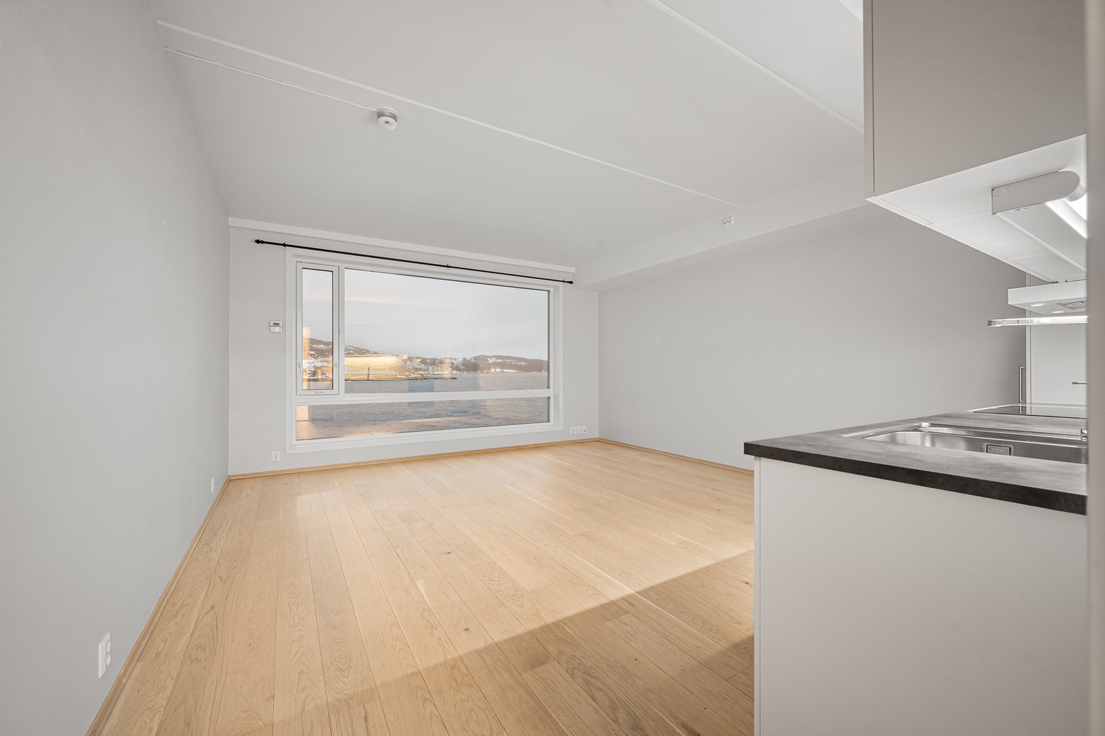 Det store vinduet som strekker seg over hele endeveggen gir en nydelig utsikt som virkelig åpner opp rommet og forsterker romfølelsen Galleribilde