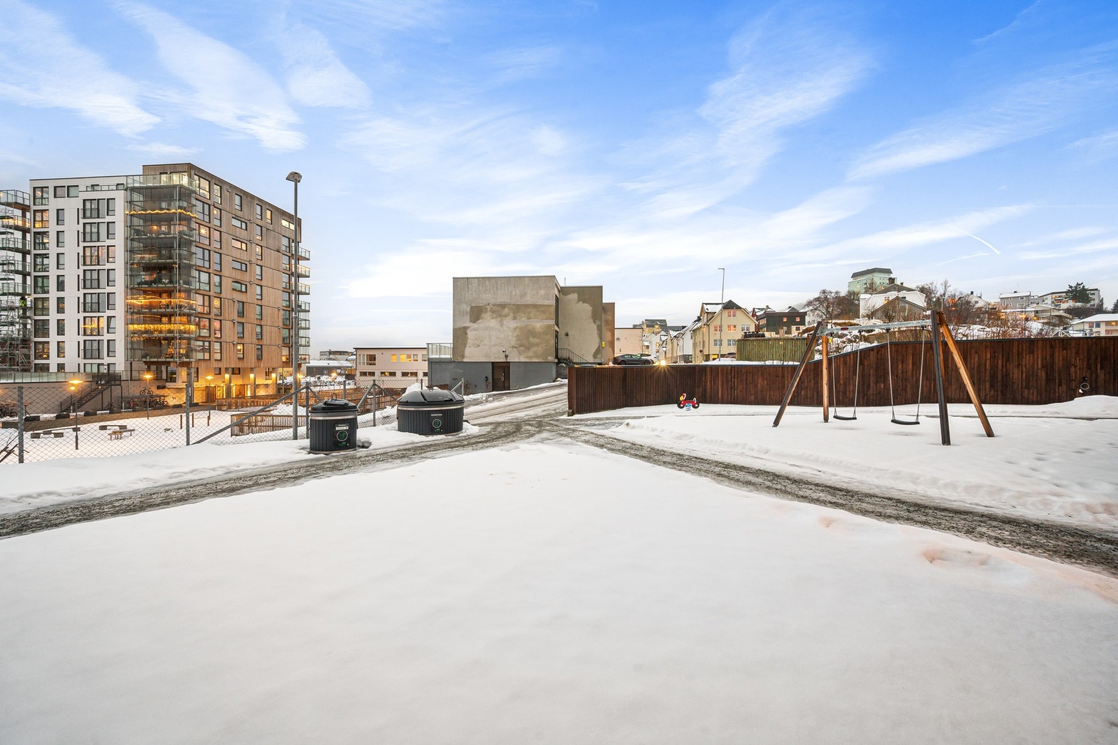 Her bor du med umiddelbar nærhet til sjøen og bare en kort rusleavstand til sentrum Galleribilde