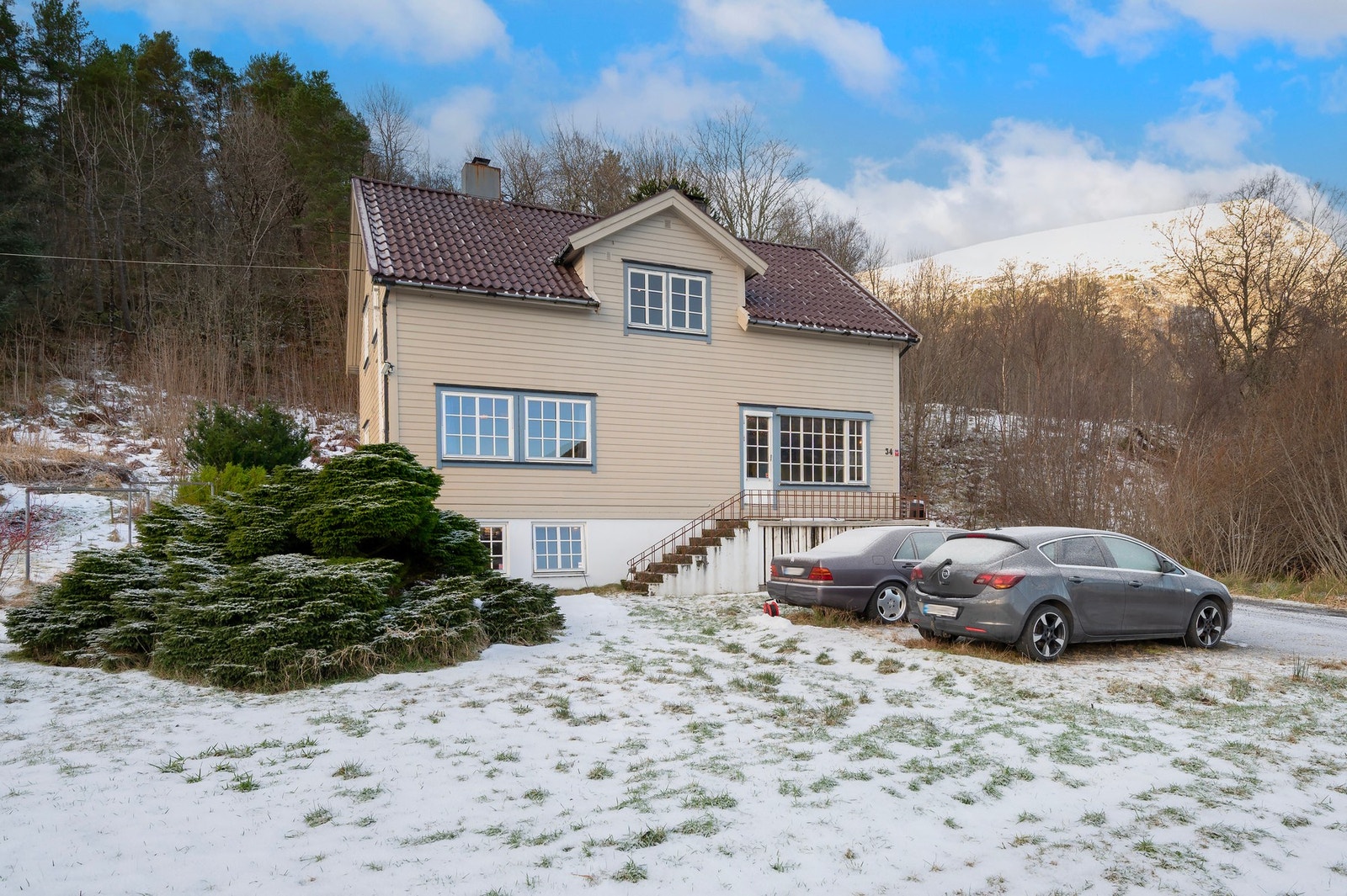 Innholdsrik enebolig beliggende ved Kyrkjestien på Vatneeidet i Haram kommune. Galleribilde