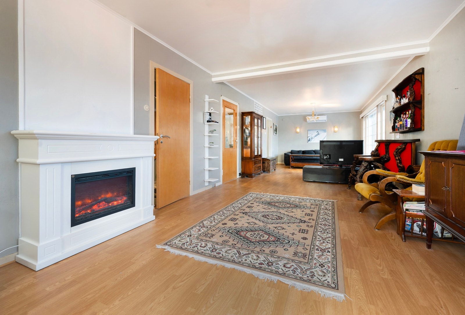 Svært romslig stue med flere møbleringsmuligheter. Galleribilde