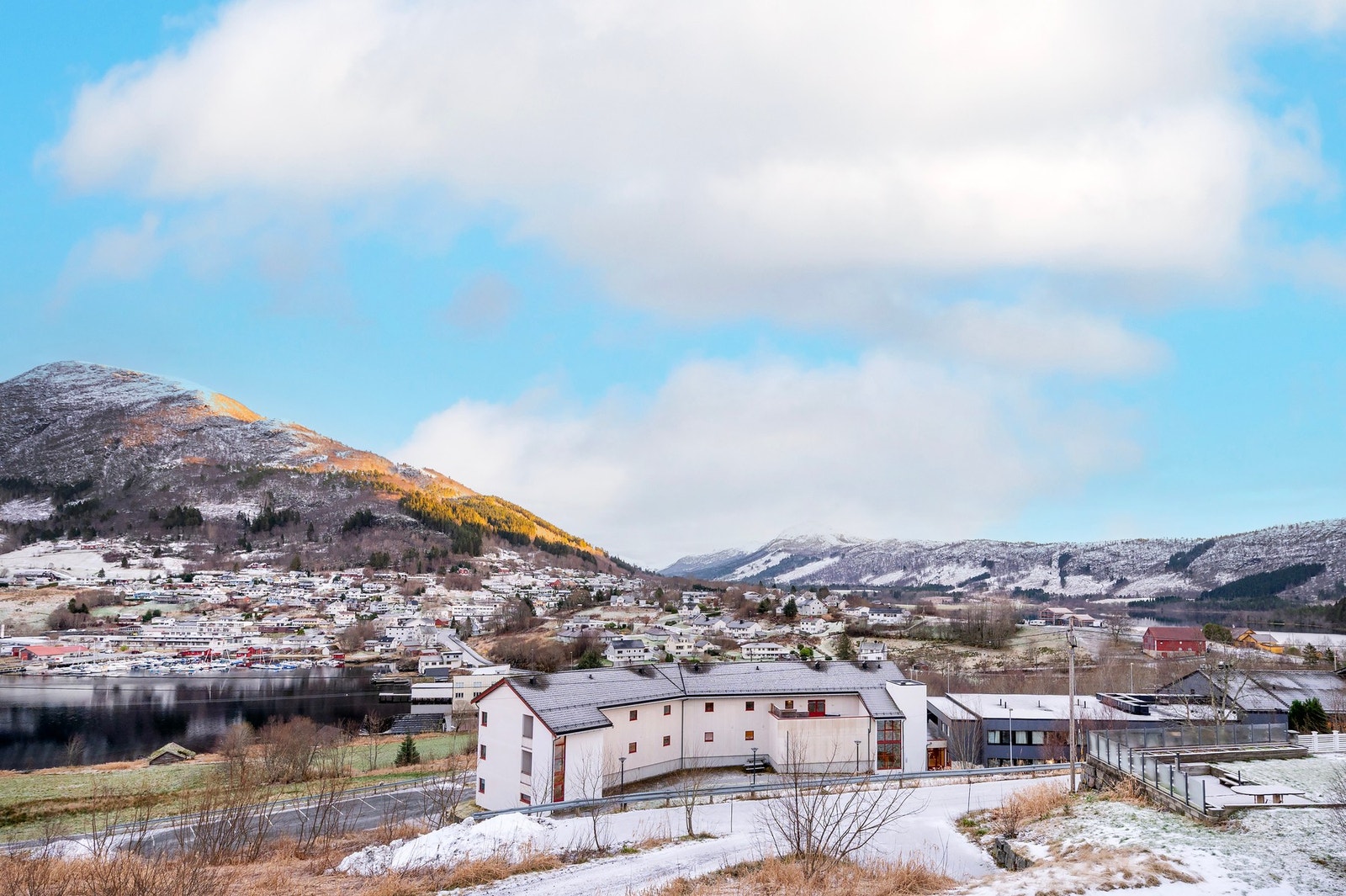 Området er ideelt for dem som ønsker en rolig beliggenhet med nærhet til både natur og nødvendige fasiliteter. Galleribilde