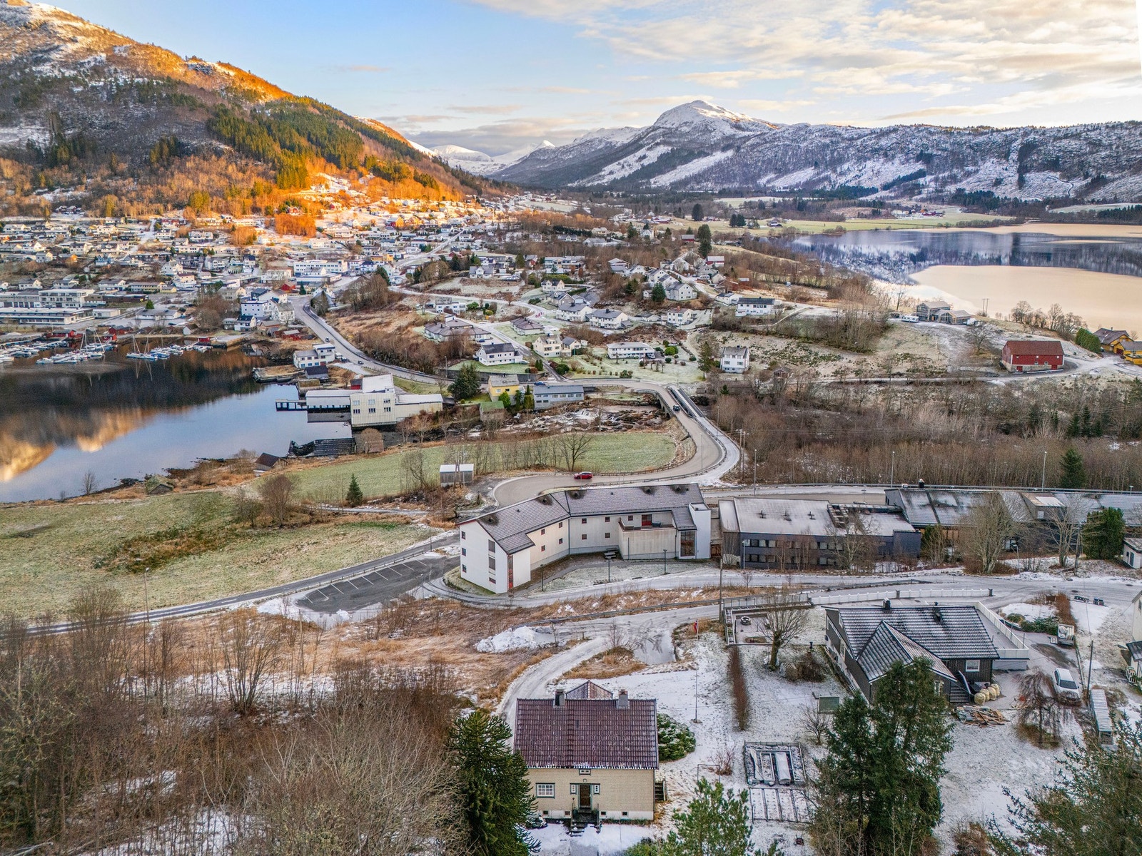 På finn.no kan du se vedlagt kartskisse på høyre side i annonsen. Galleribilde