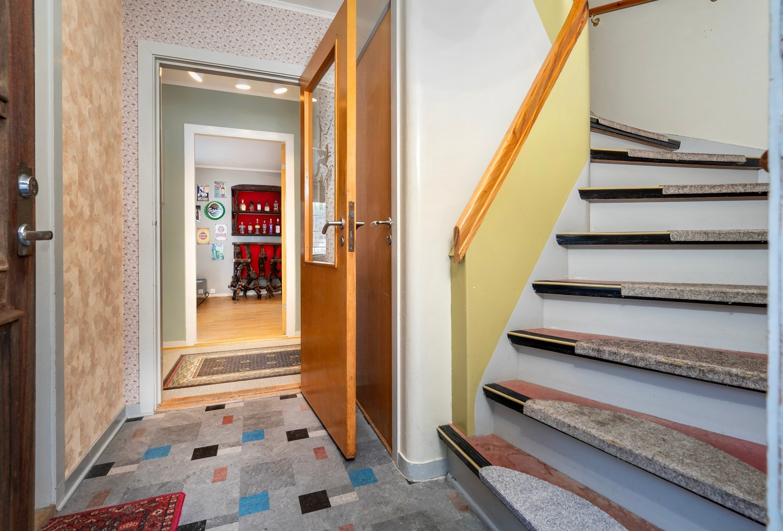 Boligen har behov for oppgradering og vedlikehold, men har svært mye potensiale. Galleribilde