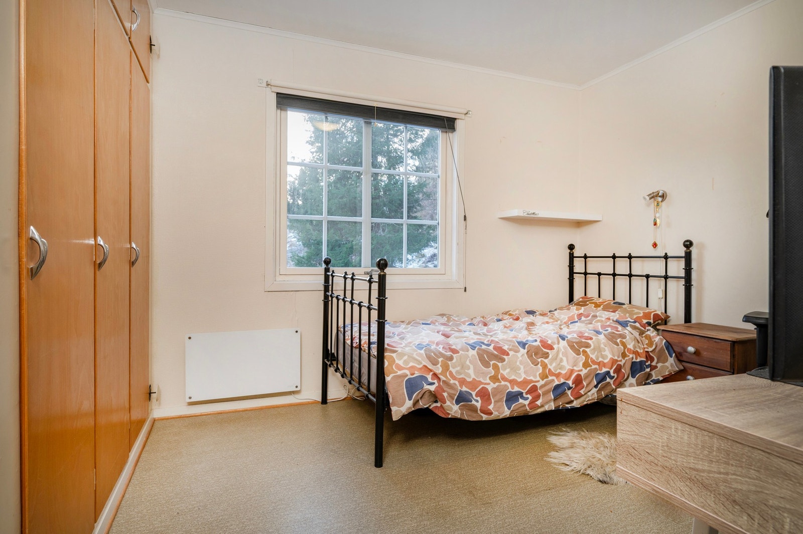 Hovedsoverom 1.etg med plassbygde skap. Galleribilde