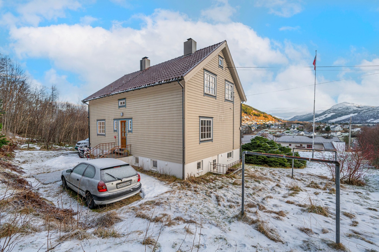 Veggene har bindingsverkskonstruksjon fra byggeår. Galleribilde