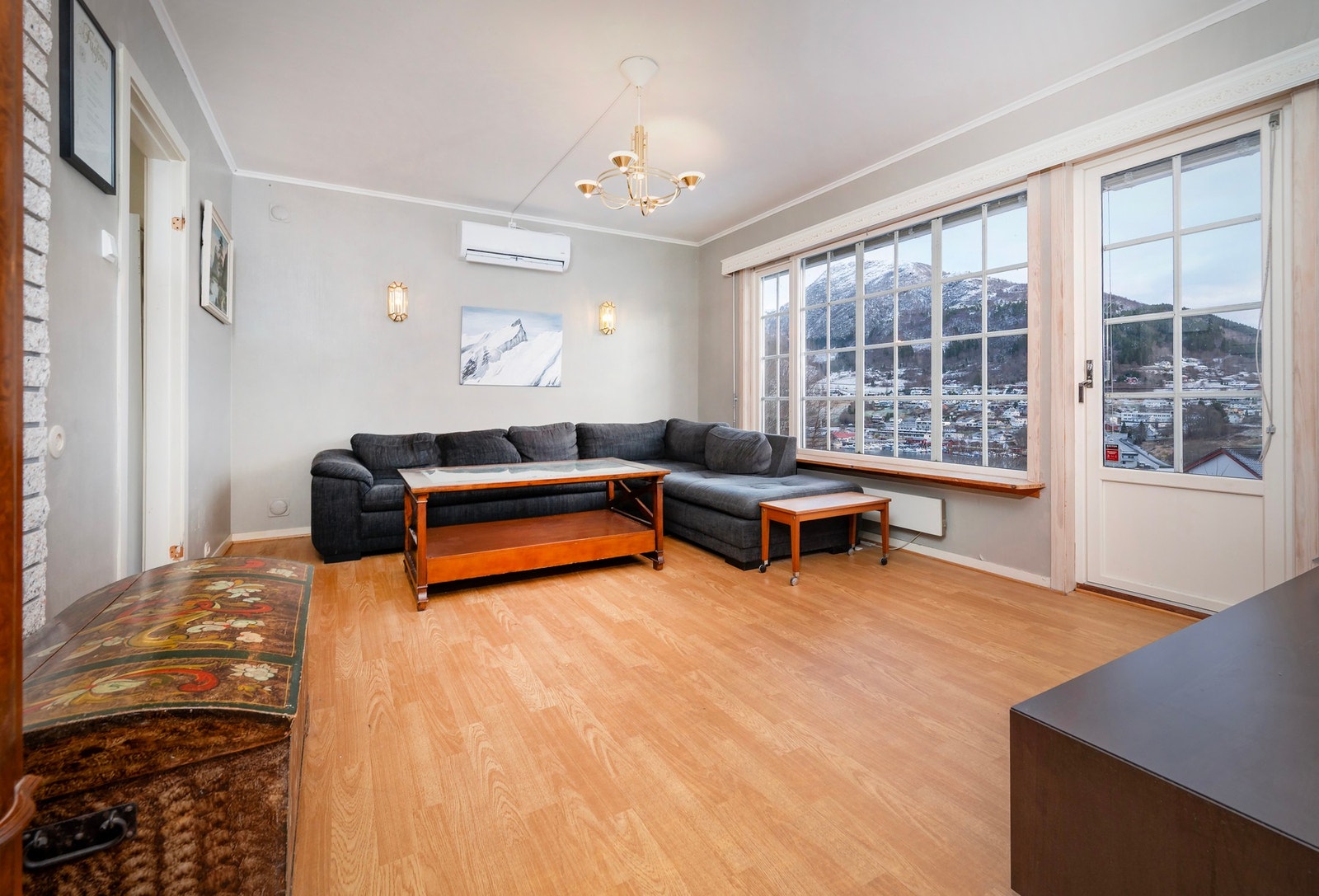 Romslig stue med flere innredningsmuligheter. Legg merke til at det er montert varmepumpe. Galleribilde