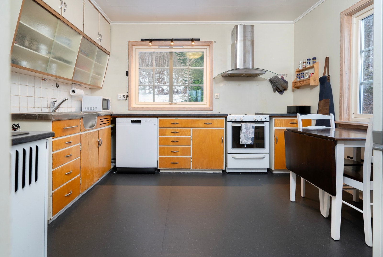 Med to kjøkken og separat rominndeling gir boligen potensiale for utleie av deler av egen bolig. Galleribilde