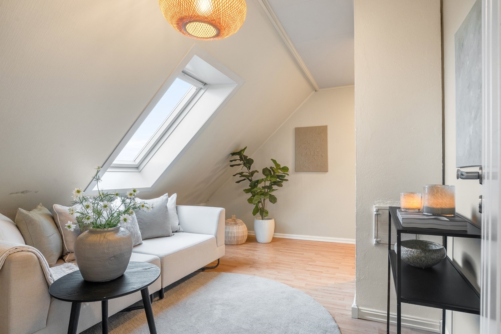 Opp i loftsetasjen finner du to soverom, rom innredet som soverom, loftstue og bad. Det gjøres oppmerksom på at rom innredet som soverom, loftstue og bad ikke er omsøkt/godkjent. Se punkt om ferdigattest for mer informasjon. Galleribilde